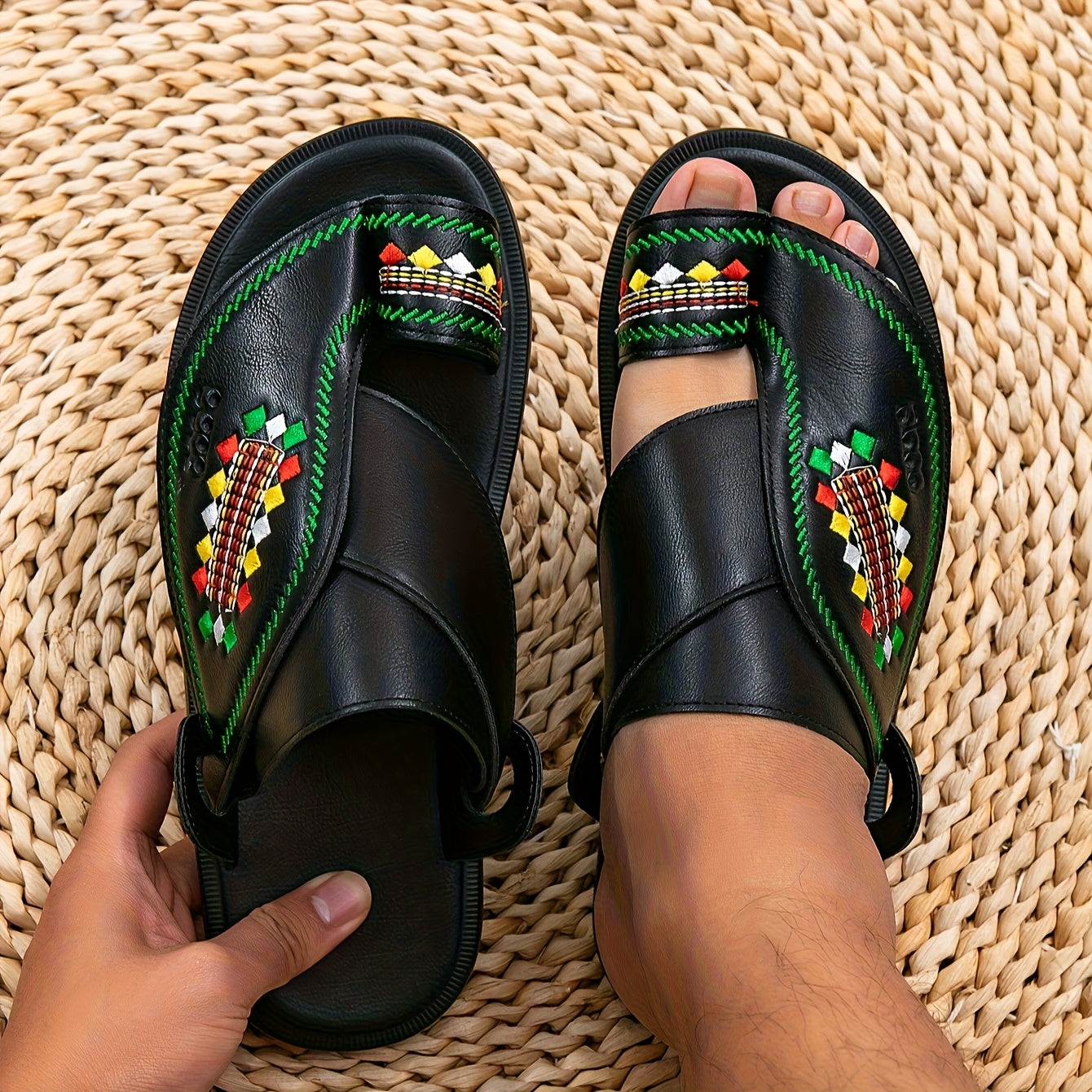 ليــوار صندل مطرّز