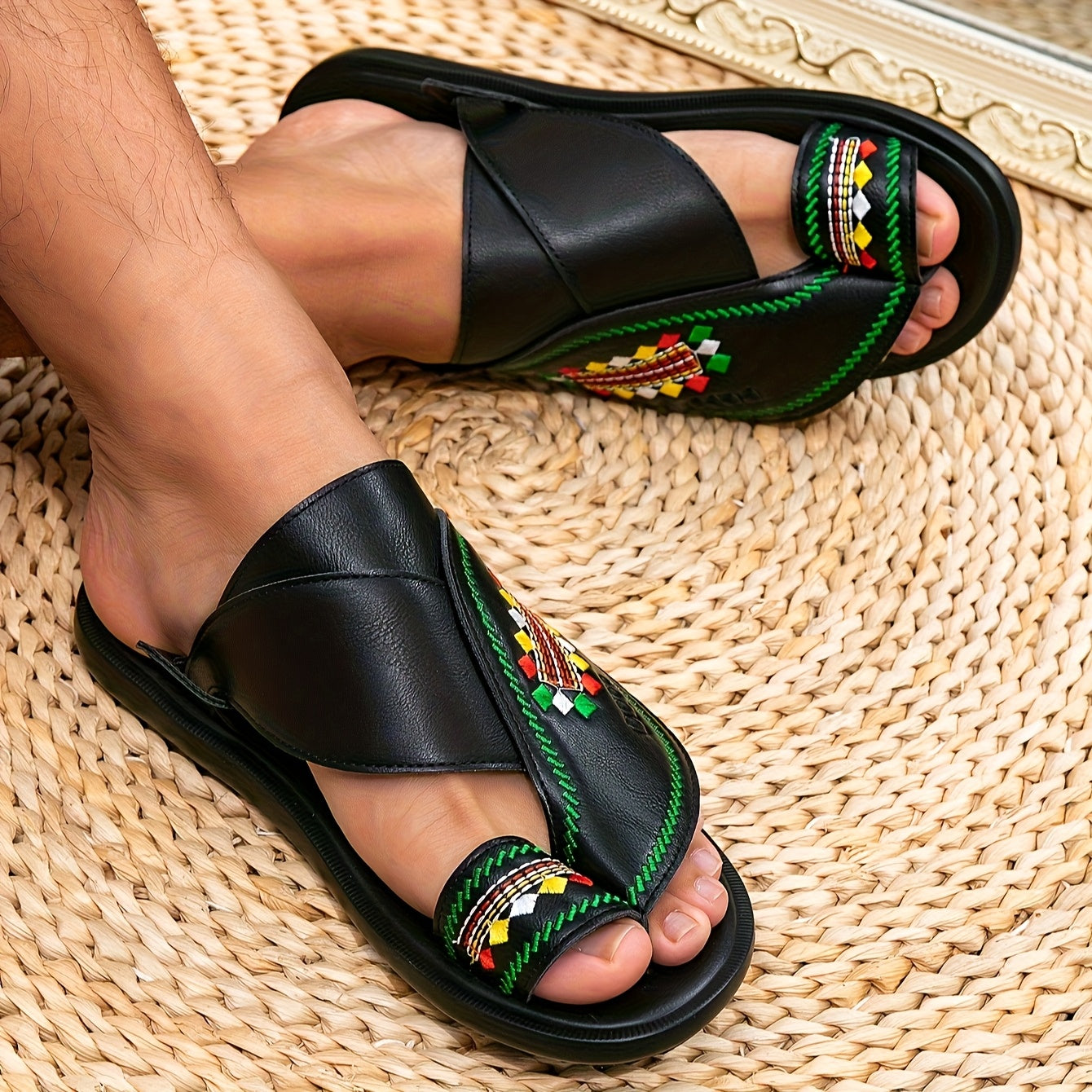 ليــوار صندل مطرّز