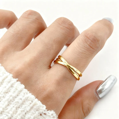 Elegant Triple Interlocking Ring – Stackable Three-Layer Statement Band for Women