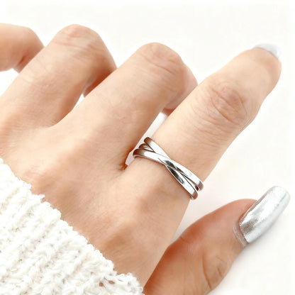 Elegant Triple Interlocking Ring – Stackable Three-Layer Statement Band for Women